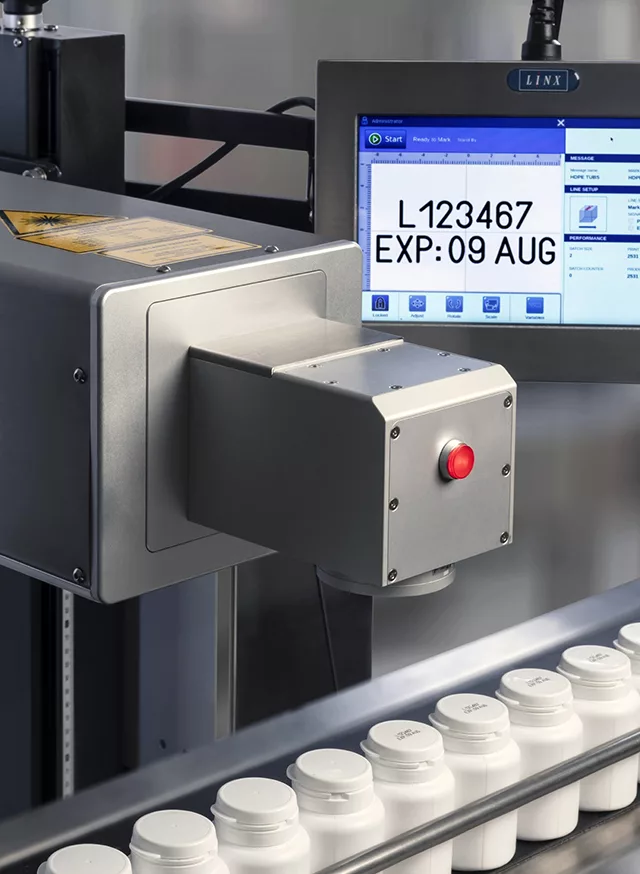 UV-laser for industriell merking: Linx UVG5 merker ovenfra på plastlokk.