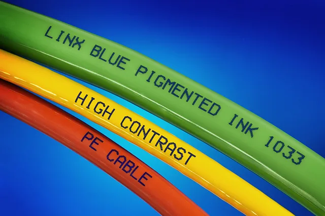 Merking på kabel, ledning, slange med blåttt pigmentert blekk for høy kontrast.