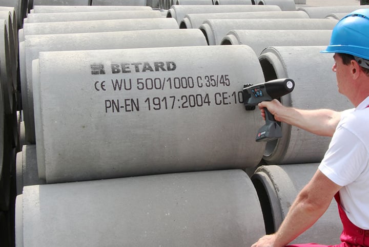 EBS-260 on concrete tube ret_256x170 EBS260 Handjet som skriver på et betongelement.