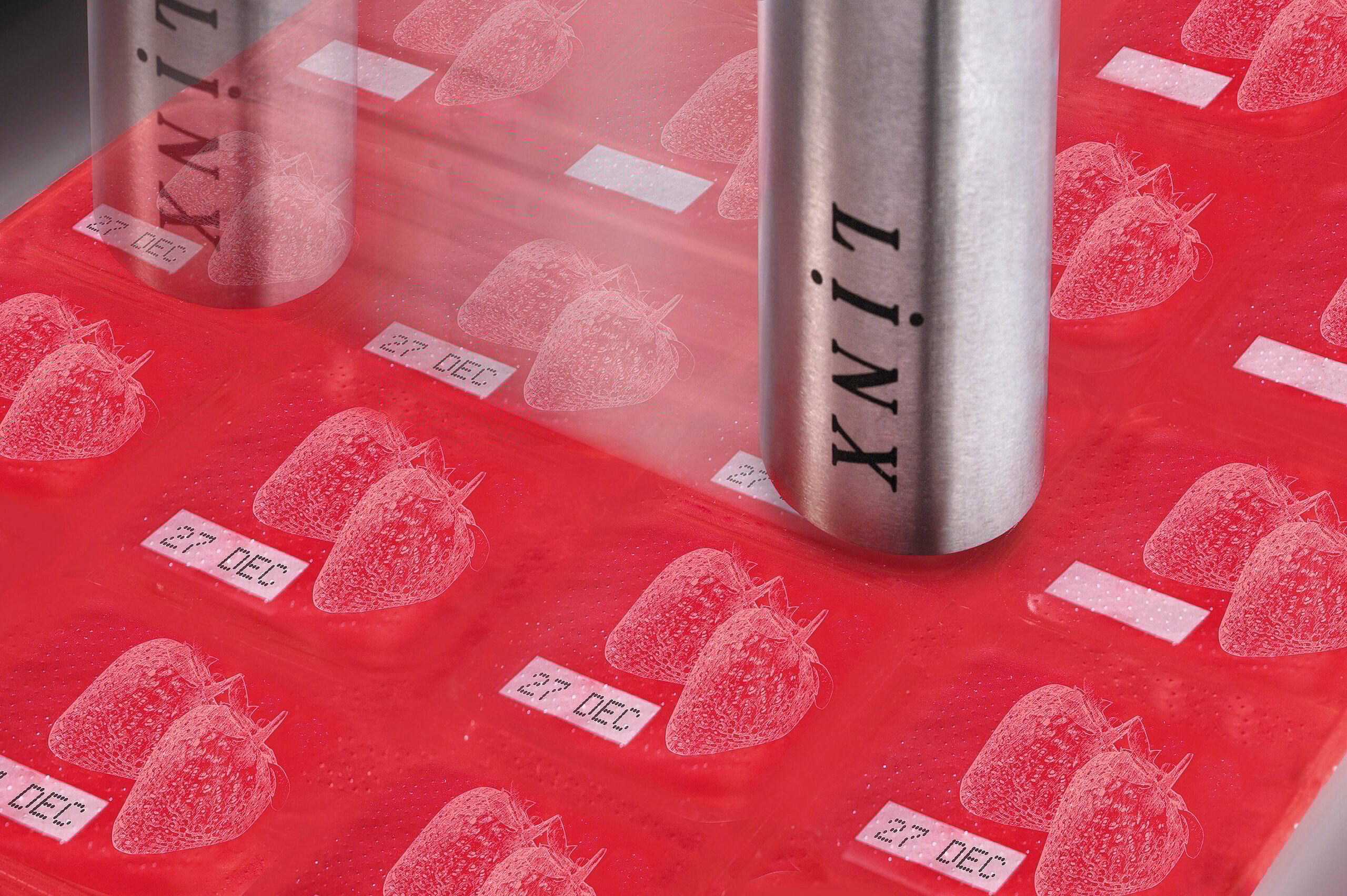 Yoghurt_LX1540 Skrivehodet til en Linx 8920 CIJ skriver best-før-dato på yoghurtlokk.