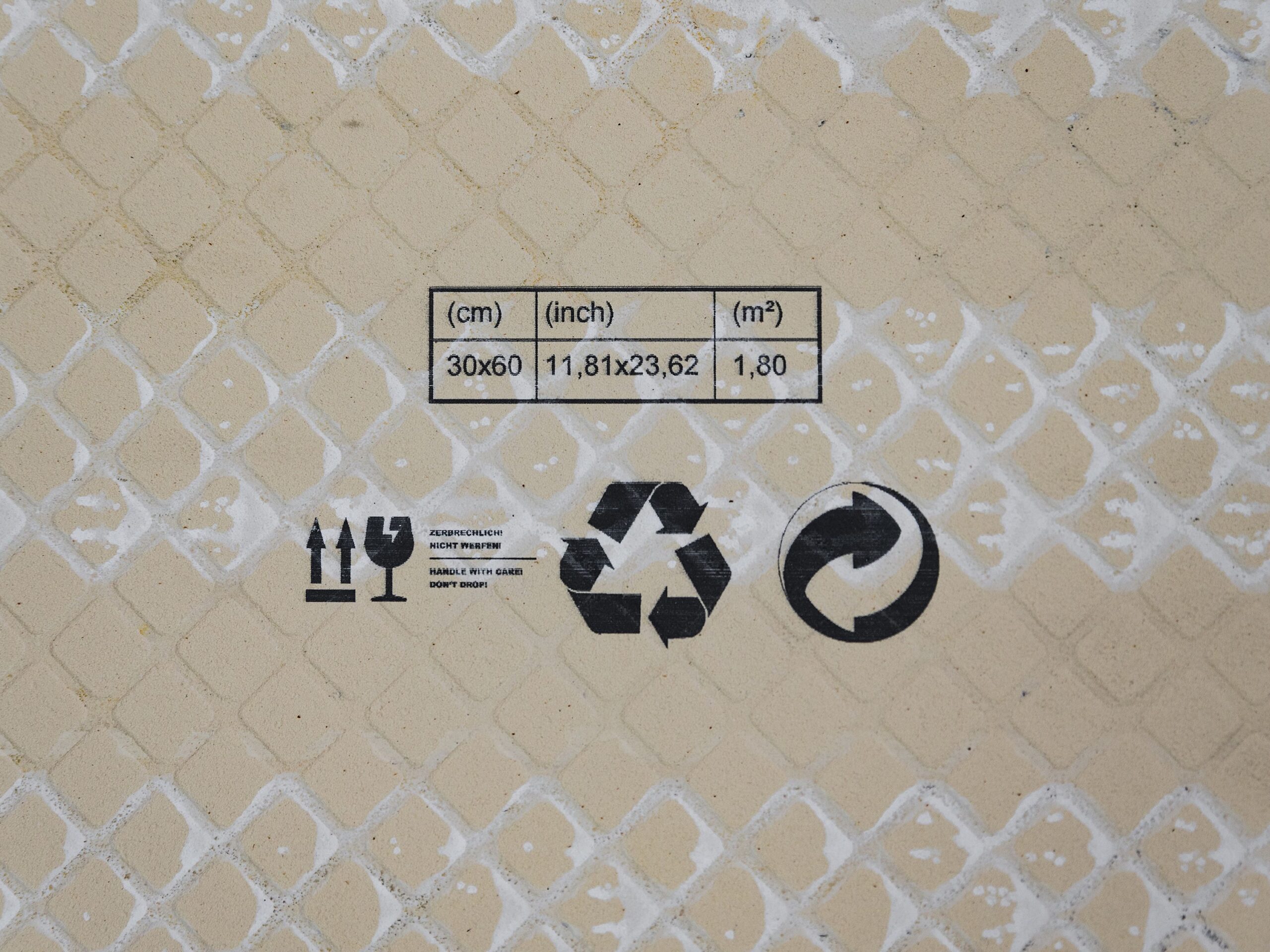 Markoprint Integra PP Razr merker med tekst, koder og logoer. Her en keramisk flis.