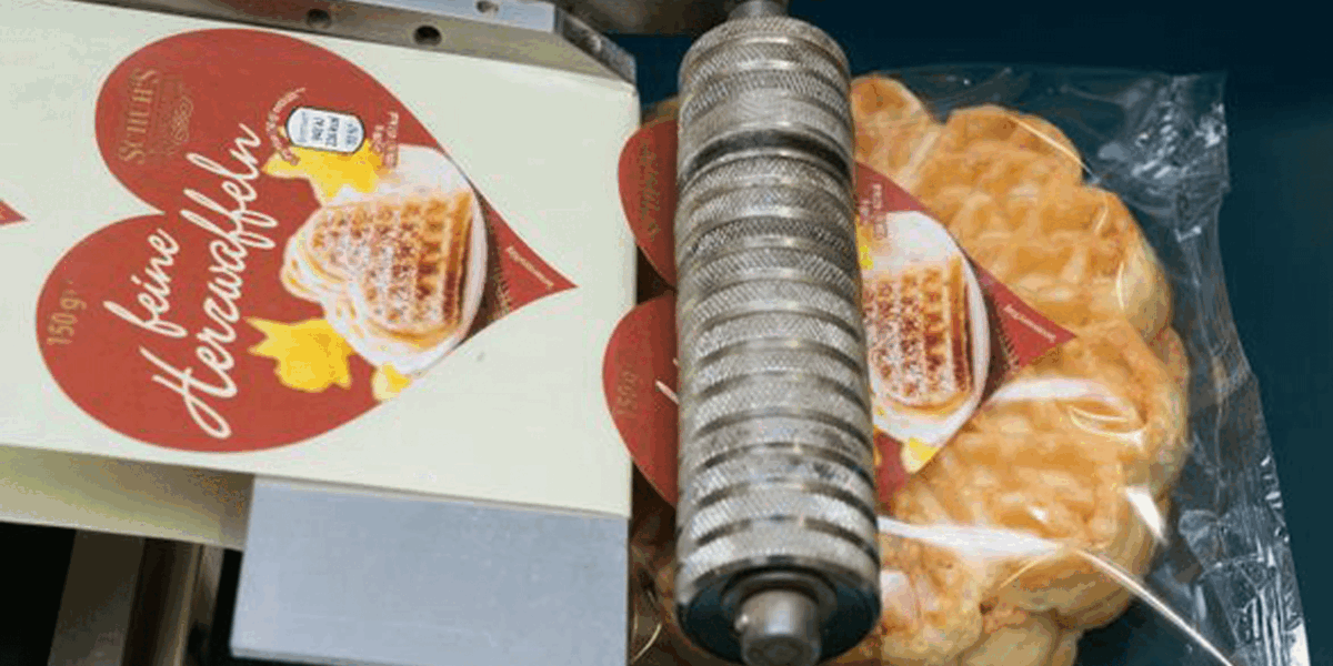 Industrimerking: Etikettering på F-pak med etikettdispenser.